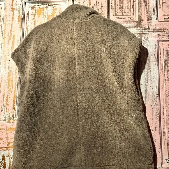 Cozy Women's Beige Vest with Button Closure - Picture 6 of 9